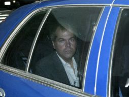 Hinckley intentó asesinar a Reagan a la salida del hotel Hilton de Washington el 30 de marzo de 1981. AP / ARCHIVO