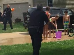 Los agentes preparan un ataque sorpresa contra los niños; el resultado: éxito en la operación diversión. FACEBOOK / Dixon, Illinois Police Department