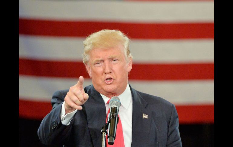 El cineasta apunta que millones votarán por el magnate sólo porque pueden hacerlo, como una broma en protesta por el sistema político. AFP / ARCHIVO