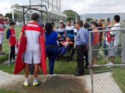 En las afueras de Nápoles, se dieron cita muchos jóvenes en busca de una firma y una foto de su jugador favorito. TWITTER / @rams_alex