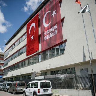Turquía destituye a generales y clausura medios de prensa