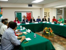 Encuentro celebrado en las instalaciones del Consulado General de México en Houston. TWITTER / @JoseAMeadeK