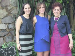 Maguita Alfaro y Maga Aranguren con la festejada María José Alfaro de de La Cerda.  /