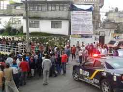 En el sitio se observa a dos policías junto a una patrulla rodeados por algunos vecinos. TWITTER / @SSP_CDMX
