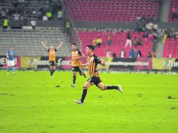 Eufórico, el juvenil Daniel Guadalupe Amador, corre hacia su banca para celebrar el gol de la igualada para los universitarios. EL INFORMADOR / F. Atilano
