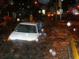 Vecinos ayudaron a sacar al acompañante por el quemacocos del vehículo. EL INFORMADOR / ARCHIVO