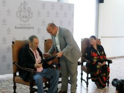 Enrique Alfaro Ramírez entregó un reconocimiento a Alberto Cortez y fue nombrado visitante distinguido de la Perla tapatía. EL INFORMADOR / A. Hinojosa