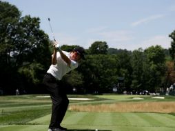El estadounidense Jimmy Walker realiza un tiro en el hoyo 9 del Baltusrol Golf Club. AFP / S. Lecka