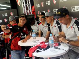 Un aficionado captura una imagen con Bryan Garnica, Martín Barragán y Óscar Ustari, en la presentación de los accesorios de los Zorros. EL INFORMADOR / A. Hinojosa