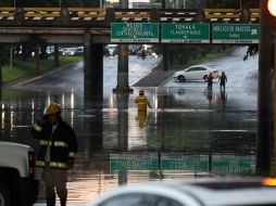 Las autoridades piden a la población no tratar de cruzar zonas inundadas debido a la fuerza del agua que corre hacia los desagües. EL INFORMADOR / M. A. Vargas
