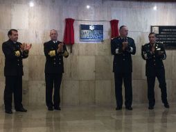 Francisco Vidal Soberón, y de la Sedena, Salvador Cienfuegos, devela una placa por los 40 años de existencia del Issfam. TWITTER / @S_Cienfuegos_Z