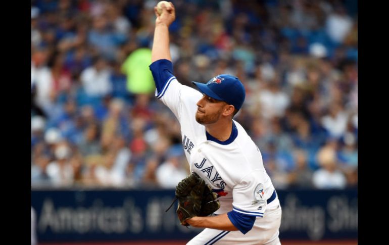 Marco Estrada realiza un lanzamiento durante la primera entrada del juego de ayer entre Azulejos y Orioles. AP / J. Blacker