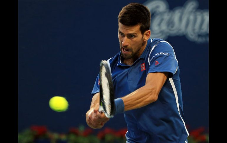 Novak Djokovic regresa una bola al checo Tomas Berdych durante su partido de ayer. AFP / V. Ridley
