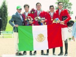 Mauricio Guerra (jefe del equipo), Cristóbal Collado, Yago Álvarez, Antonio Abascal y Carlos Hank Guerreiro, en lo más alto del podio. ESPECIAL /