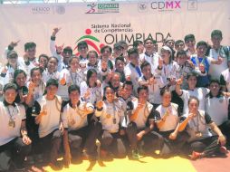 Deportistas de Jalisco festejan tras conseguir el título en la disciplina de remo. ESPECIAL / CODE Jalisco