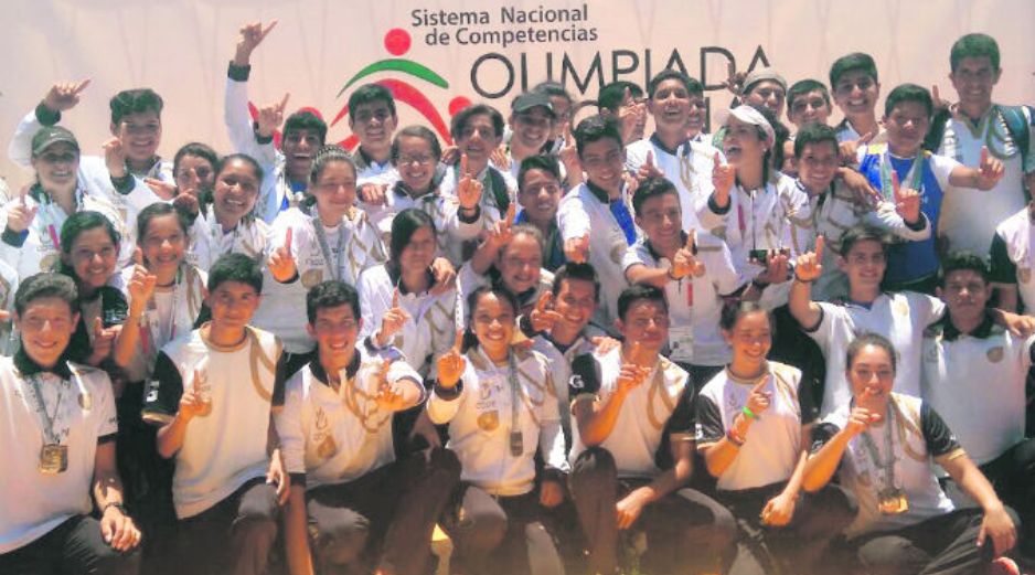 Deportistas de Jalisco festejan tras conseguir el título en la disciplina de remo. ESPECIAL / CODE Jalisco