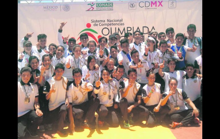 Deportistas de Jalisco festejan tras conseguir el título en la disciplina de remo. ESPECIAL / CODE Jalisco