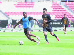 Luis Armando Nieves (con casaca azul) podría ver acción mañana contra los Bravos de la frontera. ESPECIAL /