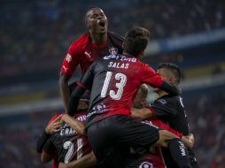 Jugadores rojinegros festejan el autogol. MEXSPORT / C. Marchena