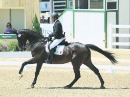 Maldonado logró el bronce a lomos de 'Massimo' ayer en la modalidad Junior de Adiestramiento en la pista del Colorado Horse Park. ESPECIAL / ANWAR ESQUIVEL