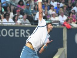 Novak Djokovic, número uno mundial, ejecuta un saque en su victoria de ayer ante Gael Monfils en el ATP Masters 1000 de Toronto. AP /