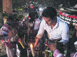 Rito. A su llegada a Mezquitic, el gobernador participó en una ceremonia de bienvenida de la comunidad wixárika. ESPECIAL /