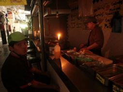 Durante seis días, los locatarios tuvieron que encender velas para continuar con sus actividades. EL INFORMADOR / F. Atilano