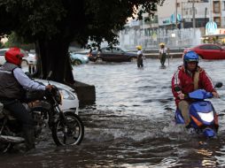 Recomiendan extremar precauciones al circular por vías inundadas. EL INFORMADOR / M. Vargas