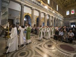 Miembros de diferentes congregaciones en la iglesia de Santa María de Trastevere en Roma, Italia. EFE / M. Percossi
