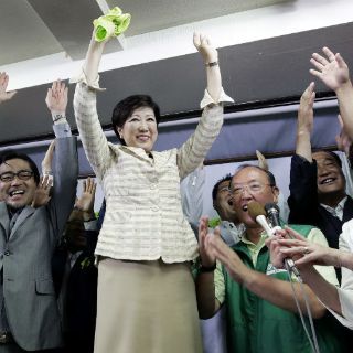 Tokio elige por primera vez a una mujer como gobernadora