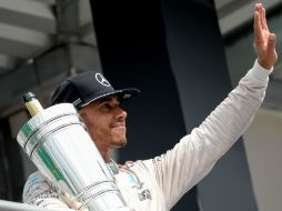 Logra su cuadragésima novena victoria en Fórmula Uno, la sexta del año, y lidera ahora con 217 punto. AFP / S. Schuermann