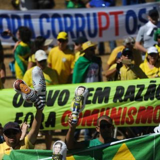Brasileños marchan por la destitución de Rousseff