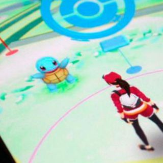Cientos de personas buscan pokémones en el Coliseo Romano