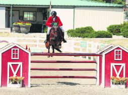 De plata. Carlos Hank Guerreiro a lomos de “Santos”  durante su recorrido en el Colorado Horse Park. EFE /