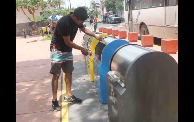 Un ciudadano deposita basura en uno de los contenedores adecuados para la separación y reciclaje de residuos. EL INFORMADOR / A. Hinojosa