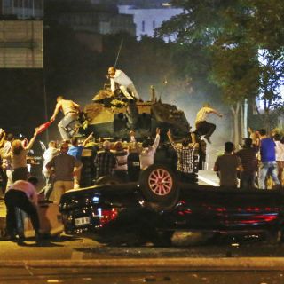 Turquía reconoce posibles 'errores' en purgas militares