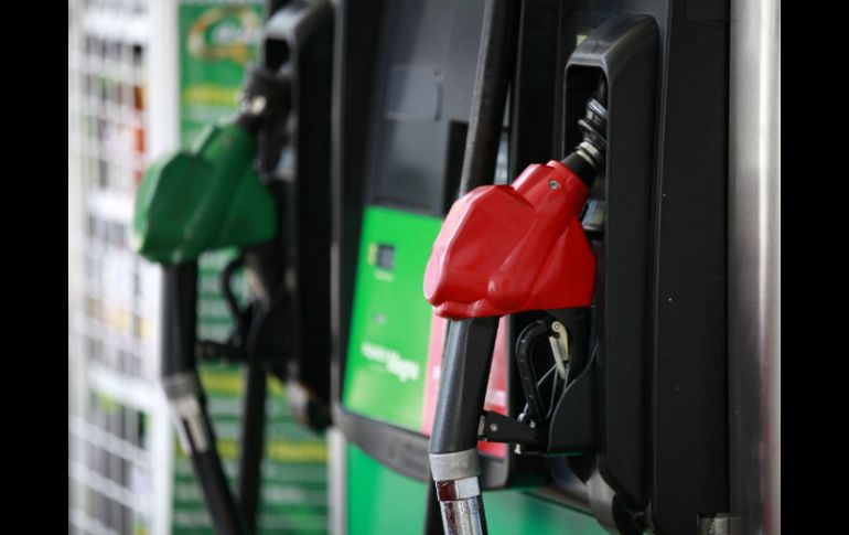 La gasolina Premium alcanza los 14.81 pesos por litro; la Magna se cotiza en 13.98 pesos. NTX / ARCHIVO