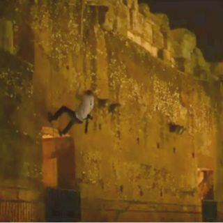 Burlan seguridad del Coliseo de Roma y lo escalan