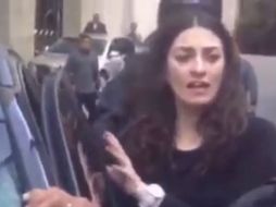 La mujer quería subirse al auto de nuevo y le pedía al policía que se quitara. FACEBOOK / Carlos Loret de Mola