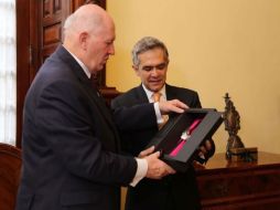 Sir Peter Cosgrove, gobernador general de Australia, también recibió las 'Alas de la Ciudad de México'. TWITTER / @ManceraMiguelMX