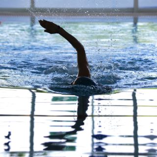 Autorizan a dos nadadores rusos para participar en Río