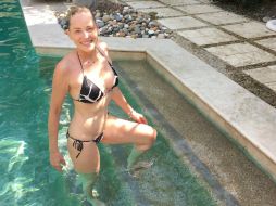 Con una sonrisa ante la cámara y un bikini negro, la famosa disfruta de un día en la piscina. TWITTER / @sharonstone