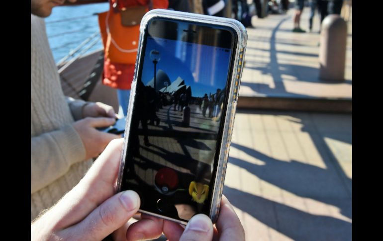 La Policía local ha multado a cientos de conductores que manejan mientras juegan. AFP / ARCHIVO