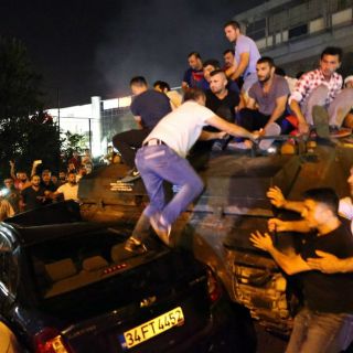 Ordenan arrestar por golpe a 98 empleados de hospital militar turco