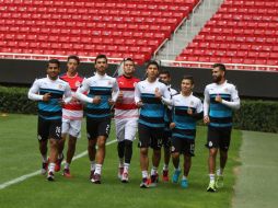 Lo que le ocupa a los jugadores, es que en el plano futbolístico están lejos de mostrar un futbol que dé soluciones. TWITTER / @chivas