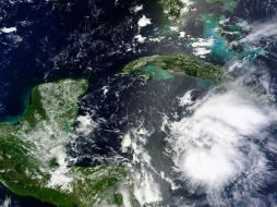 La tormenta tropical 'Earl' presenta vientos sostenidos de 85 kilómetros por hora. AFP / NASA