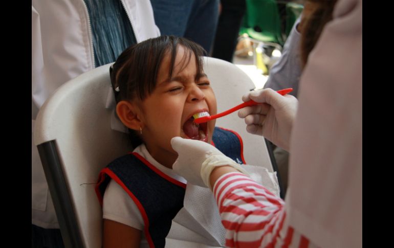 Una de las causas más comunes del mal aliento es la placa bacteriana; se acumula porque después de comer no se lavan bien los dientes. NTX / ARCHIVO