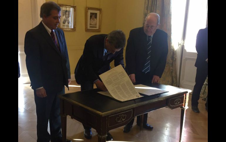 Macri durante la firma de la declaración de Chapultepec de 1994. TWITTER / @mauriciomacri