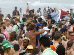 Cientos de personas salieron corriendo, volcando mesas y sillas y cortando el tráfico. AP / ARCHIVO