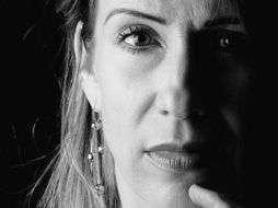 Poeta. El trabajo que ha hecho Julia con las palabras busca resignificar su sentido y darle otra perspectiva. ESPECIAL / CORTESÍA GABRIEL GONZÁLEZ